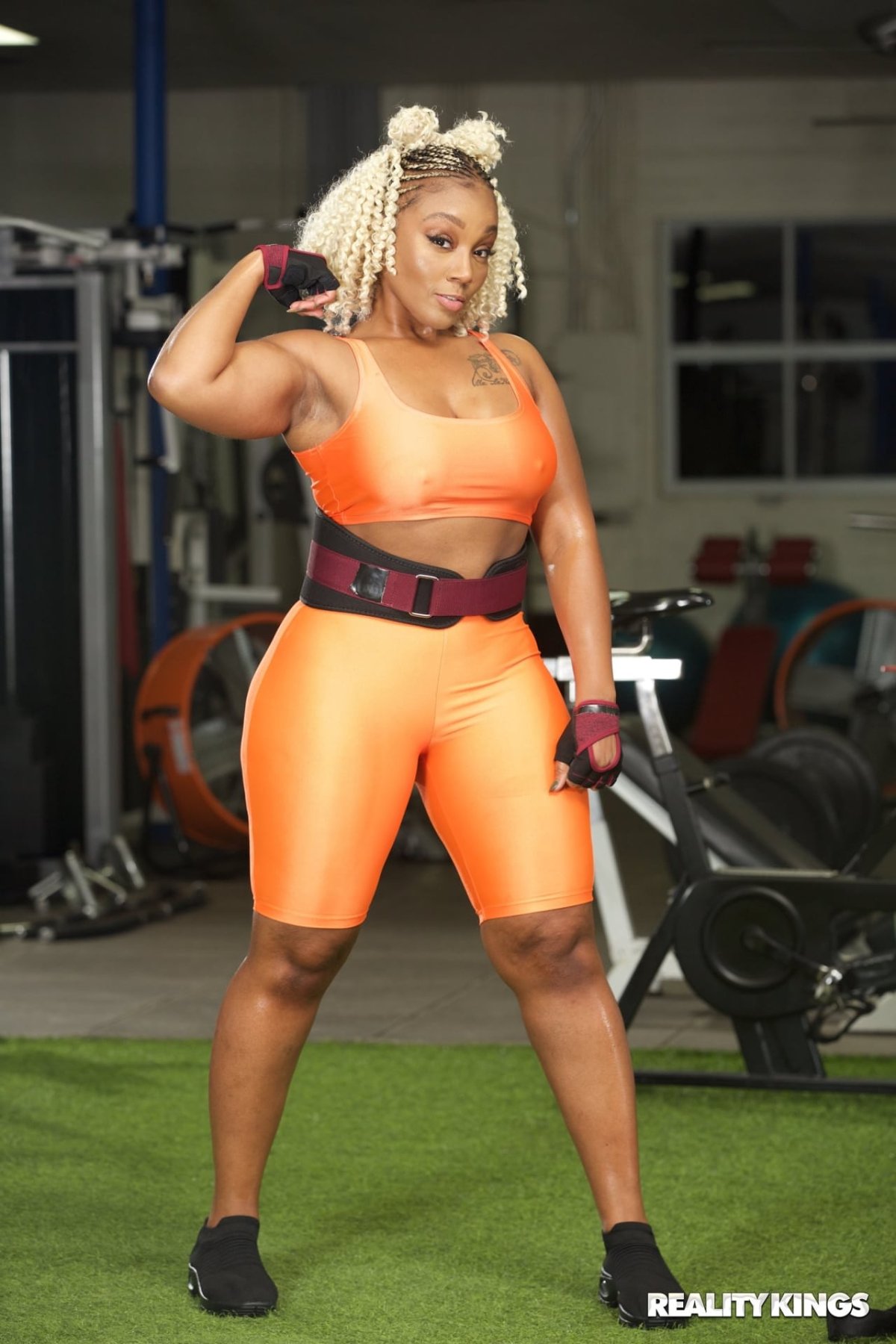 Mimi Curvaceous photo