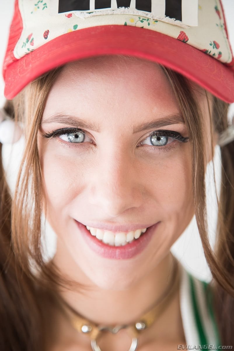 Anya Olsen photo